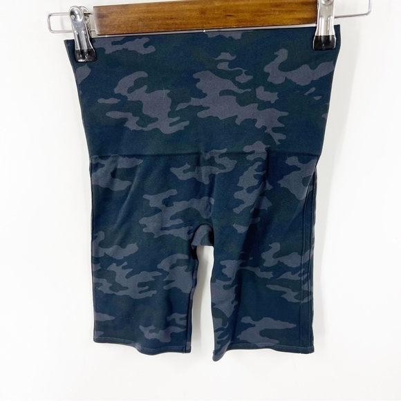 ✅ Spanx Camo Bike Shorts SIZE X-SMALL - Picture 3 of 4